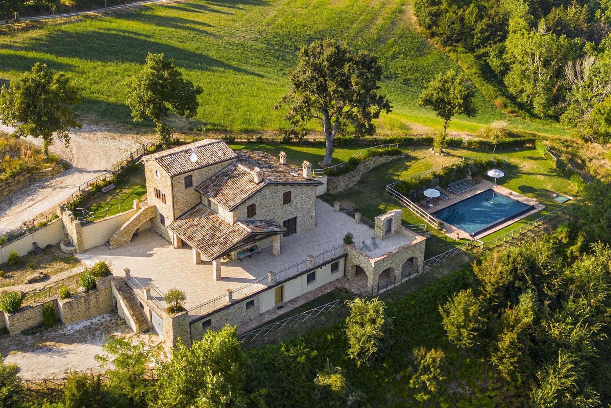 Villa Ermelinda - Piscina Privata E Jacuzzi Castelraimondo Esterno foto